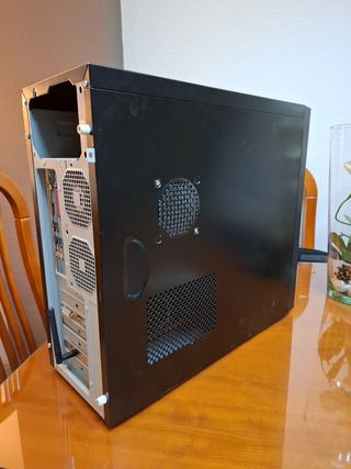 Torre de ordenador con placa base.