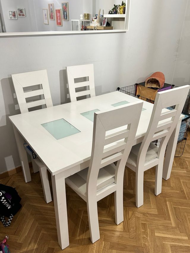 tavolo e quattro sedie