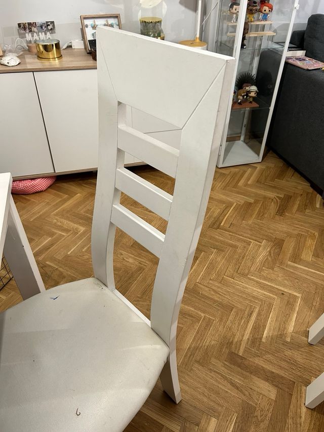 tavolo e quattro sedie