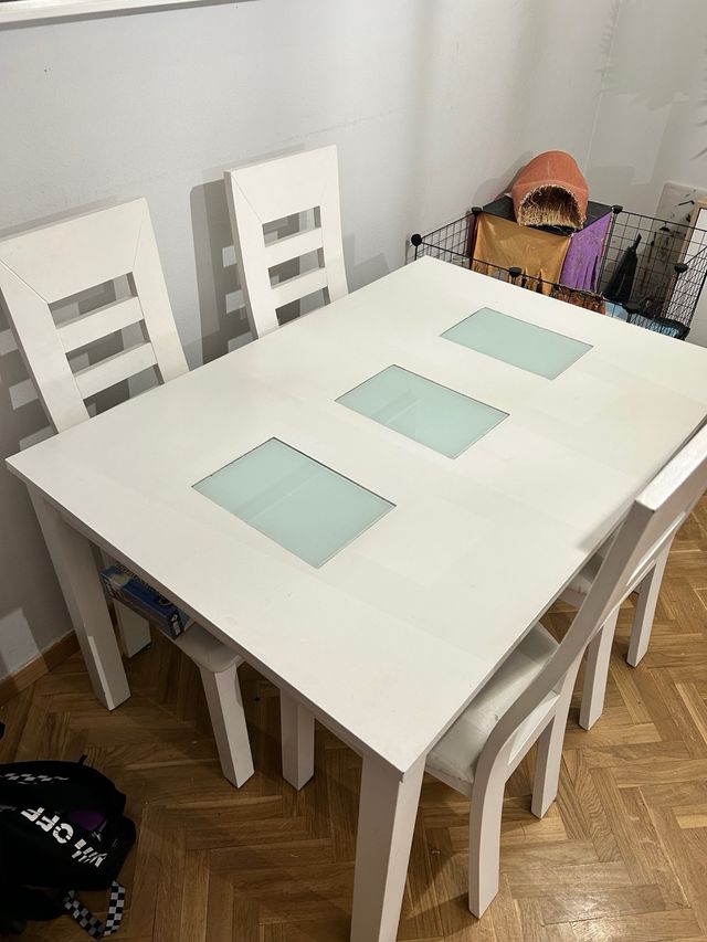 tavolo e quattro sedie