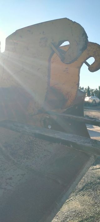 Cazo de talud o cunetero para giratoria