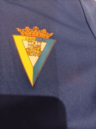 Equipación del Cádiz. Talla xs de niño.