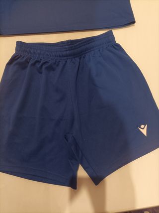 Equipación del Cádiz. Talla xs de niño.