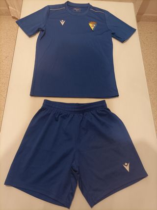 Equipación del Cádiz. Talla xs de niño.