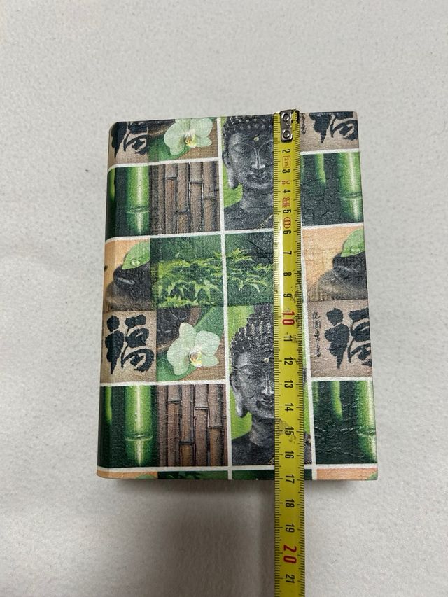 Hucha forma de libro