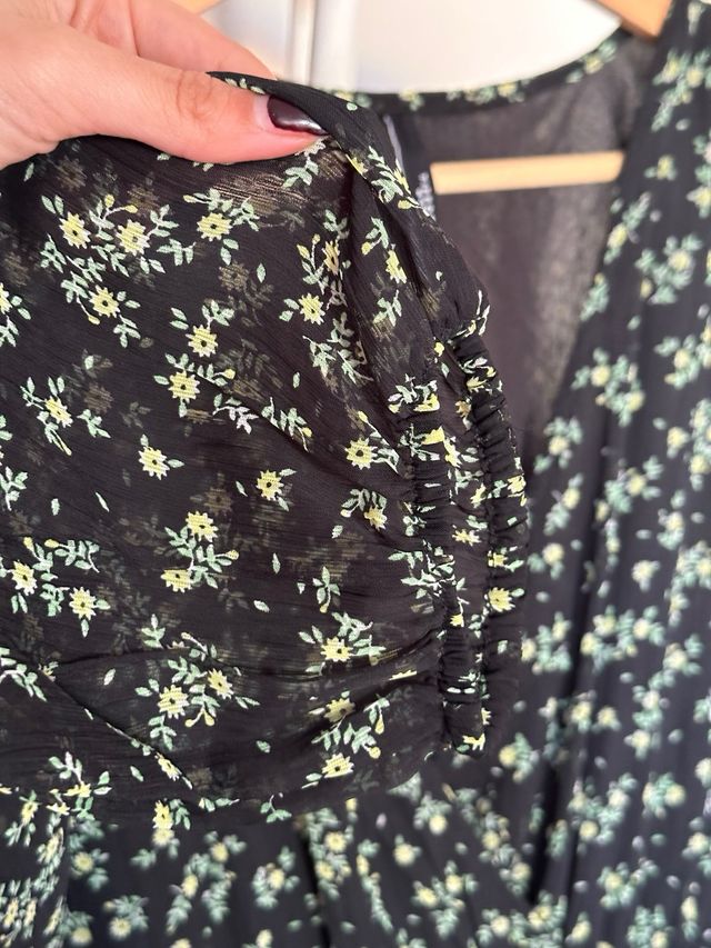 Vestido negro de gasa con flores de Tiffosi