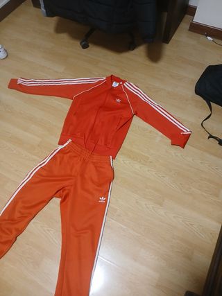 Chandal rojo adidas lo vendo porque no lo uso