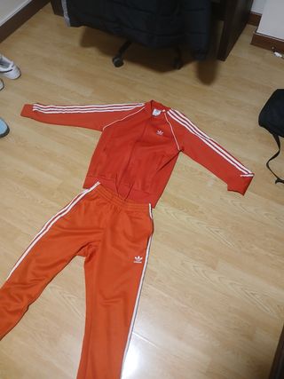 Chandal rojo adidas lo vendo porque no lo uso