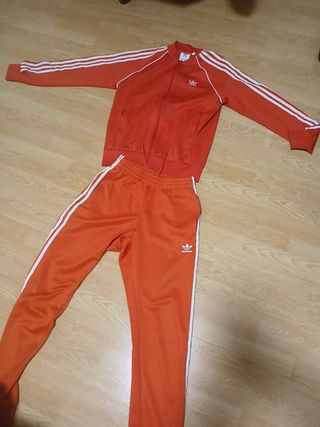 Chandal rojo adidas lo vendo porque no lo uso
