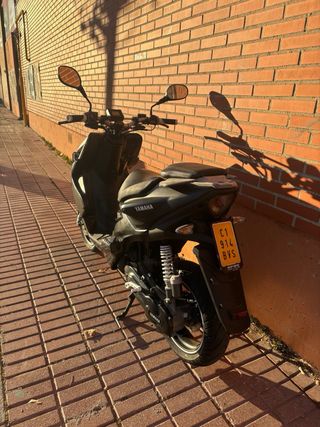 Yamaha Aerox R Naked