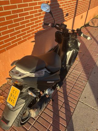 Yamaha Aerox R Naked