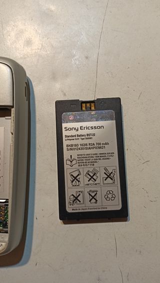 SONY ERICSSON 1130601 CON SU CARGADOR ORIGINAL.