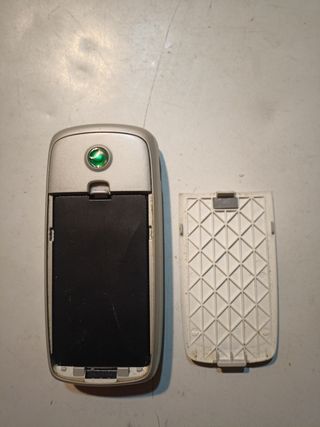 SONY ERICSSON 1130601 CON SU CARGADOR ORIGINAL.