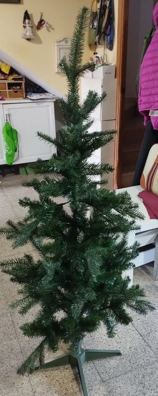 Árbol de navidad con algunos adornos