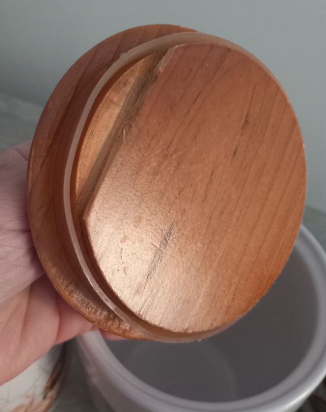 Tre vasi con coperchio