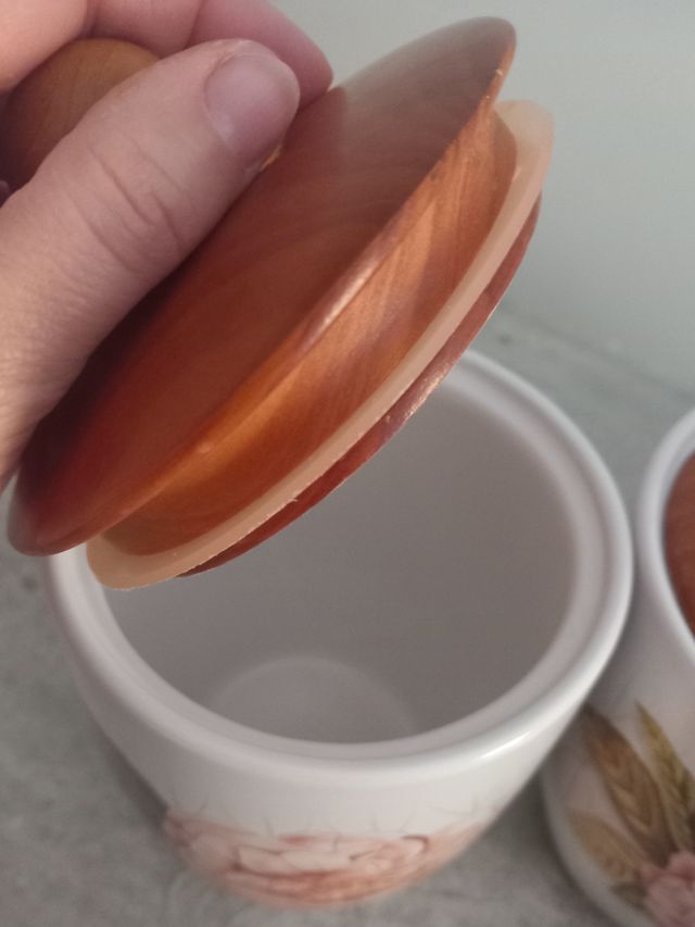 Tre vasi con coperchio