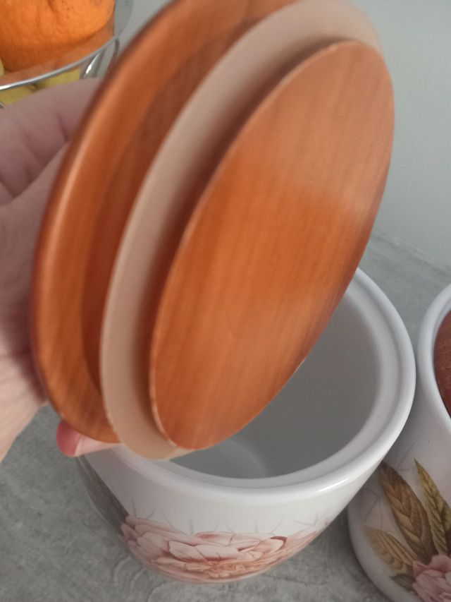 Tre vasi con coperchio