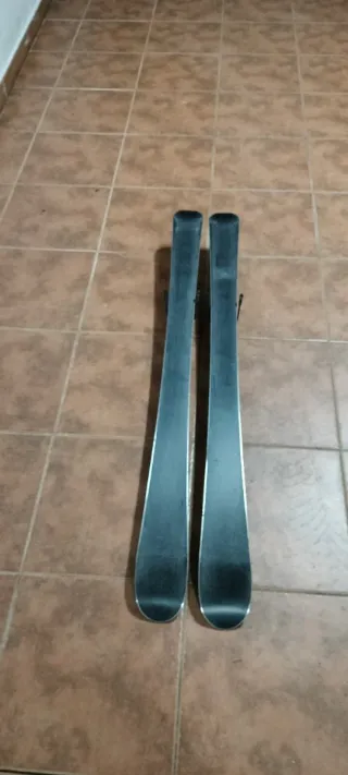 Esquíes 116 cm con bastones y botas Rossignol 267m