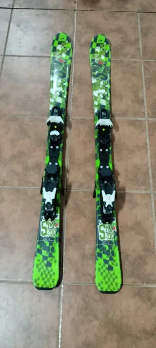 Esquíes 116 cm con bastones y botas Rossignol 267m