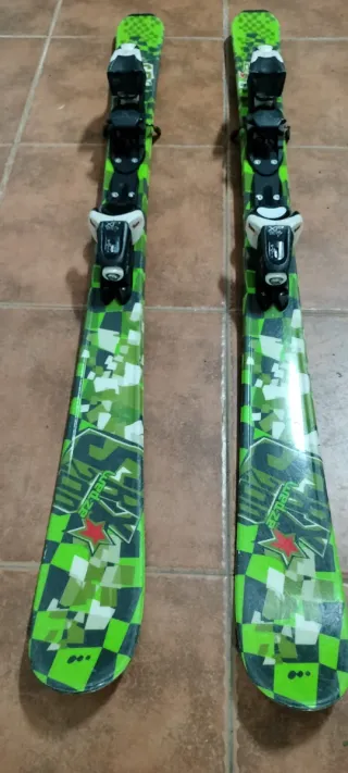 Esquíes 116 cm con bastones y botas Rossignol 267m