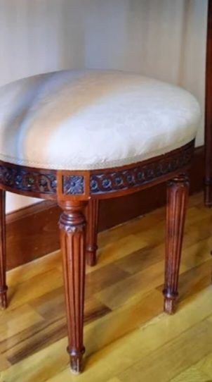 Reposapies escabel antiguo tallado