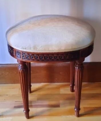 Reposapies escabel antiguo tallado