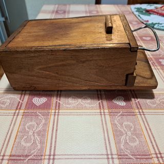 Arte contadina , antica grattugia in legno