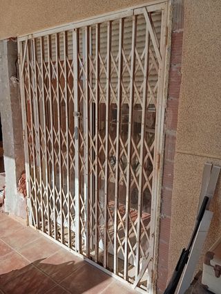 Reja abatible de hierro