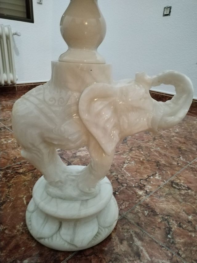 MESA DE ELEFANTE DE LA SUERTE ESTA PERFECTA.