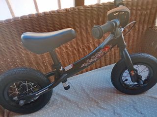 Bicicleta sin pedales para niño o niña.