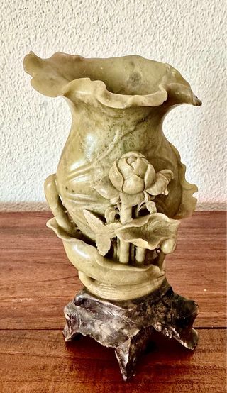 Jarrón tallado en piedra