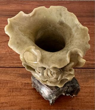Jarrón tallado en piedra