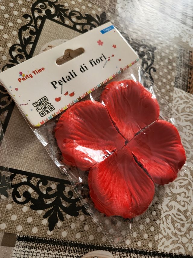 Due confezioni di petali di fiore rosso
