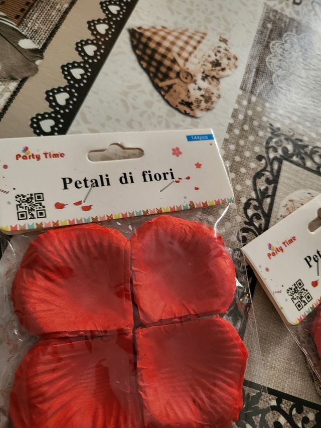 Due confezioni di petali di fiore rosso