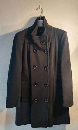 Abrigo negro con cuello alto 