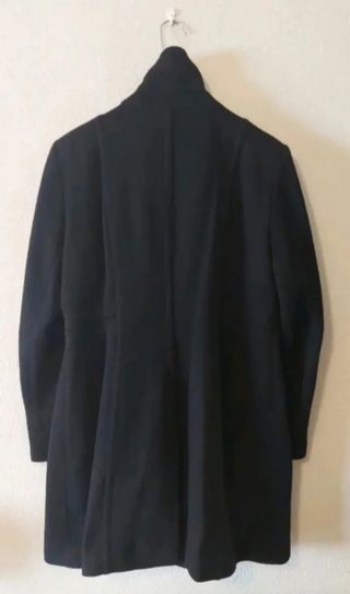 Abrigo negro con cuello alto 