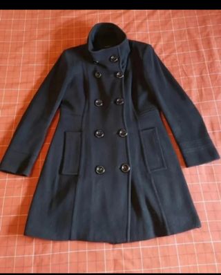 Abrigo negro con cuello alto 