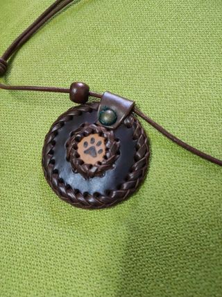 Colgante de cuero