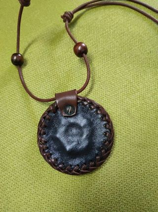 Colgante de cuero