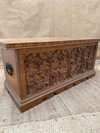 Baúl de madera con escenas de soldados