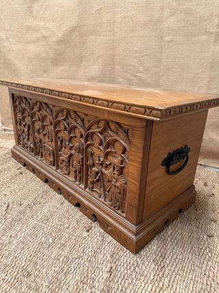 Baúl de madera con escenas de soldados