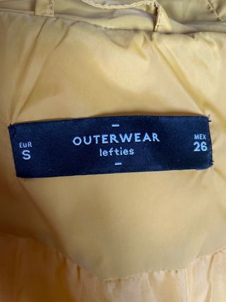 Chaqueta con capucha tipo plumas