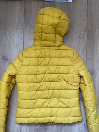 Chaqueta con capucha tipo plumas