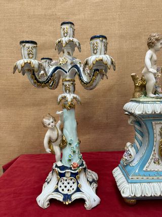 Pareja de candelabros en porcelana con reloj