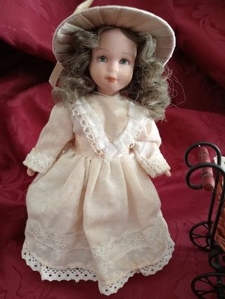 Muñeca porcelana con carrito bebé