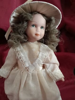 Muñeca porcelana con carrito bebé