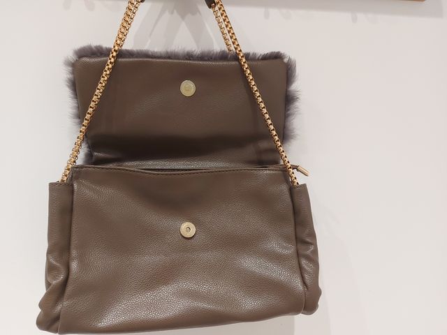 Bolso color taupe