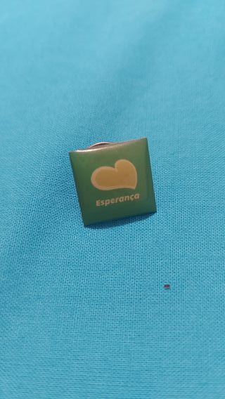 PIn de metal verde esperança