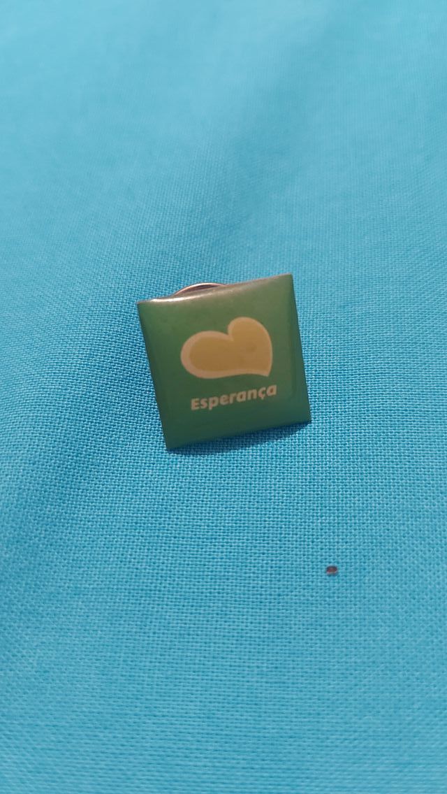 PIn de metal verde esperança