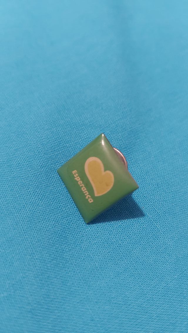 PIn de metal verde esperança